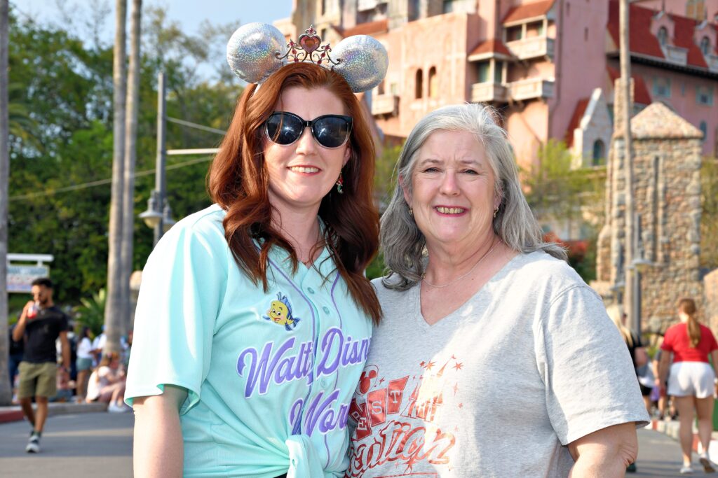 memory maker photo of mom and daughter in front of tower of terror